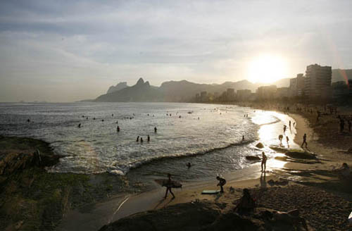 Surfing Arpoador